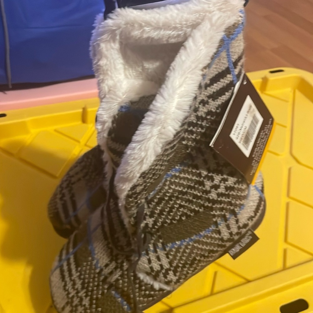 New WOMENS SIZE Medium MUK LUKS slippers